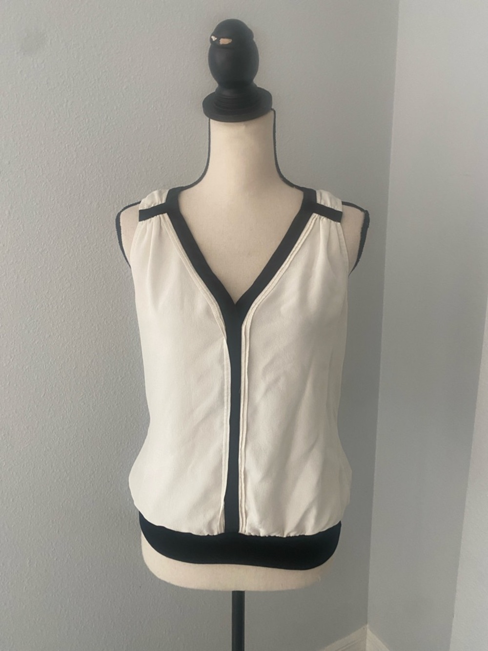 WHITE HOUSE BLACK MARKET Silk Women V Neck Sleeveless Contrast White Top| S